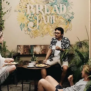 Hostel Bread And Jam